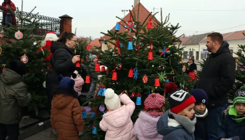 ĐakovoDjeca kitila borove ispred katedrale zajedno s gadonačelnikom MandarićemProsinac 2025.