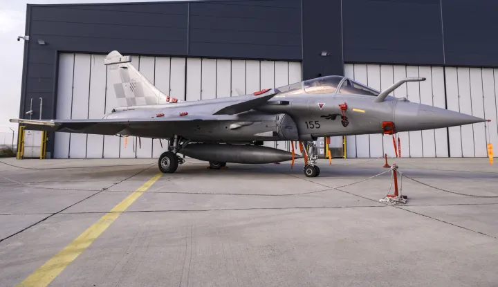 Zagreb, 11.12.2025. - Predsjednik Republike i vrhovni zapovjednik Oružanih snaga RH Zoran Milanović sudjelovao je na obilježavanju 34. obljetnice Hrvatskog ratnog zrakoplovstva. Tim povodom uručo je promaknuća i pohvale pripadnicima Hrvatskog ratnog zrakoplovstva.Na fotografiji ilustracija: Rafale.foto HINA/ Edvard ŠUŠAK