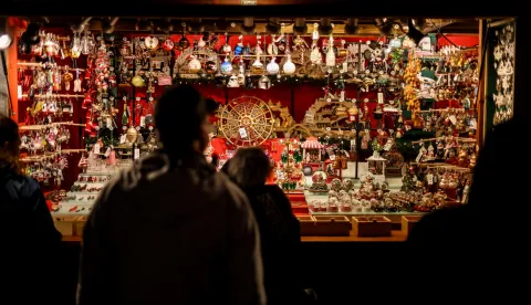 epa12579152 People visit a Christmas market in Berlin, Germany, 08 December 2025. EPA/HANNIBAL HANSCHKE