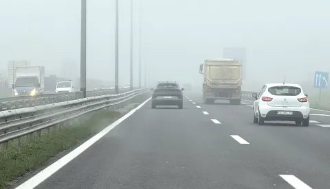 Osijek, 01. 12. 2025., Obilaznica, promet, magla, automobili, cesta, prometnica, smanjena vidljivost, ilustracija, slobodnjak, slobodnjaciSNIMIO BRUNO JOBST