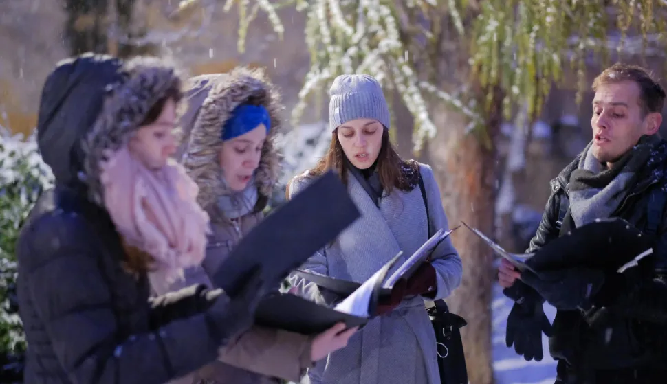 02.12.2020., Zagreb - Program "Advent pod lanternom" poceo je danas kod Kule Lotrscak te se uz glazbenu podrsku bozicnih pjesmama iz hrvatske i svjetske glazbene riznice nastavio preko Parka Bele IV do Parka Gric.Svake srijede i cetvrtka od 2. do 24. prosinca nazigaci ce plinske svjetiljke na Gornji Gradruzigati uz pratnju zborova glazbene udruge Musica NotarPhoto: Tomislav Miletic/PIXSELL