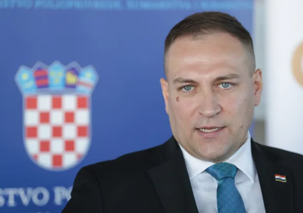 Zagreb, 04.11.2025.- Potpredsjednik Vlade i ministar poljoprivrede, šumarstva i ribarstva David Vlajčić dodijelio je 83 ugovora o financiranju korisnicima intervencije 75.01 "Uspostava mladih poljoprivrednika" iz Strateškog plana Zajedničke poljoprivredne politike Republike Hrvatske 2023. - 2027. Ukupna vrijednost ugovora iznosi više od 6,2 milijuna eura.  Na fotografiji David Vlajčić.foto HINA/ Admir BULJUBAŠIĆ/ abu