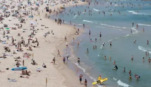 epa11018421 People take part in activities at Bondi Beach in Sydney, Australia, 09 December 2023. A heatwave across four states has led to numerous outback towns reaching temps into the 40Cs, raising concerns for bushfires and workplace safety. EPA/BRENT LEWIN AUSTRALIA AND NEW ZEALAND OUT