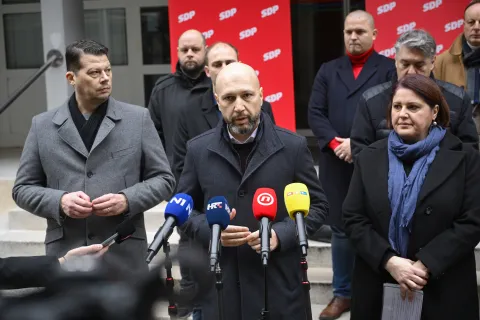 Zagreb, 14.12.2025 - Konferencija za medije SDP-a "Ne damo na?u zemlju" na temu Zakona o gradnji koji je u ponedjeljak na glasovanju u Hrvatskom saboru. Na slici Mihael Zmajlovi? (C). foto HINA/ ik