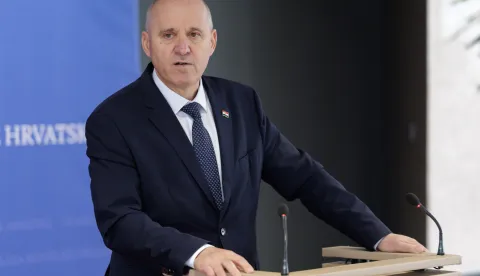 Zagreb, 12.12.2025. - Izjave ministra Branka Bačića nakon sjednice Vlade.Na fotografiji Branko Bačić.foto HINA/ Edvard &Scaron;U&Scaron;AK