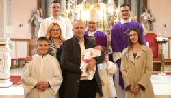 Osijek, 14. 12. 2025., Župa Preslavnog Imena Marijina, kr&scaron;etenje, peto dijete u obitelji, Noemi Lovrinčević, sv. misa, Đuro Hranić, Stjepan Lovrinčević; Petar Lovrinčević - otac; Toma Lovrinčević; Veronika Lovrinčević; Adrijana Lovrinčević - majka; Đuro Hranić; &Scaron;imun LovrinčevićSNIMIO BRUNO JOBST