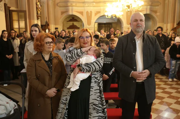 Osijek, 14. 12. 2025., Župa Preslavnog Imena Marijina, kr&scaron;etenje, peto dijete u obitelji, Noemi Lovrinčević, sv. misa, Đuro Hranić, Adrijana Lovrinčević; Noemi Lovrinčević; Petar LovrinčevićSNIMIO BRUNO JOBST