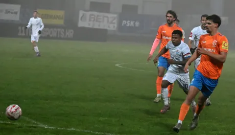 Vinkovci, 12.12.2025. - Susret 17. kola hrvatskog nogometnog prvenstva Vukovar 1991 - Varaždin. foto HINA/ Gordan PANIĆ/ gp