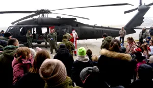 Zagreb, 14.12.2025 - Uo?i bo?i?nih blagdana, Djed Bo?i?njak sletio je u nedjelju prijepodne u vojarnu ?Lu?ko? vojnim helikopterom Black Hawk da bi djeci djelatnika Hrvatskog ratnog zrakoplovstva (HRZ) podijelio darove i razveselio najmla?e. foto HINA/ MORH/ ik        