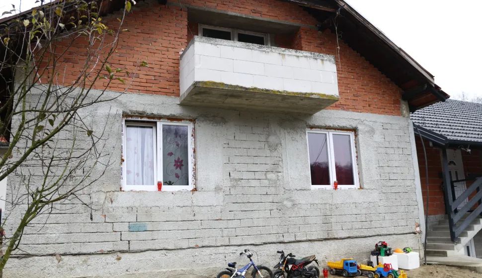 14.12.2025. - Bedekovcina - Policijski ocevid u kuci gdje je prema zasad dostupnim informacijama, muskarac vatrenim je oruzjem u obiteljskoj kuci usmrtio suprugu, a potom je pocinio samoubojstvo u klijeti, nedaleko od mjesta ubojstva. Photo: Josip Mikacic/PIXSELL