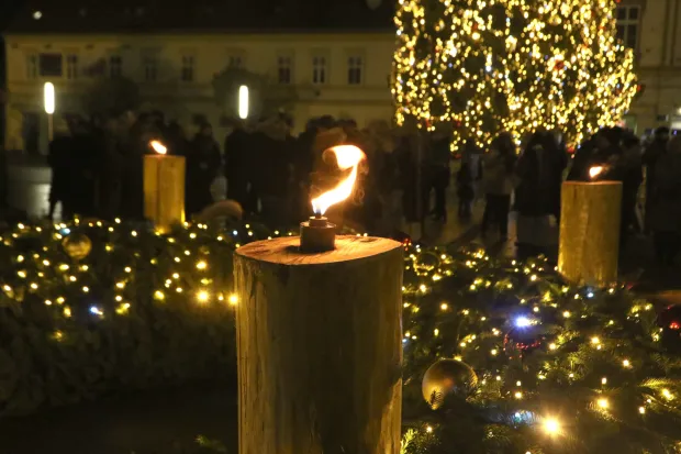 Osijek, 14. 12. 2025, Trg Ivana Pavla II. Treću Advetsku svijeću zapalio je ministar obrane RH Ivan Anu&scaron;ić.snimio GOJKO MITIĆ