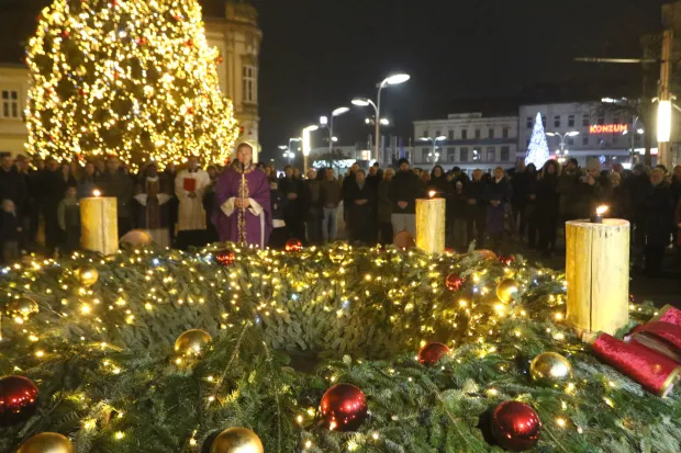 Osijek, 14. 12. 2025, Trg Ivana Pavla II. Treću Advetsku svijeću zapalio je ministar obrane RH Ivan Anu&scaron;ić.snimio GOJKO MITIĆ