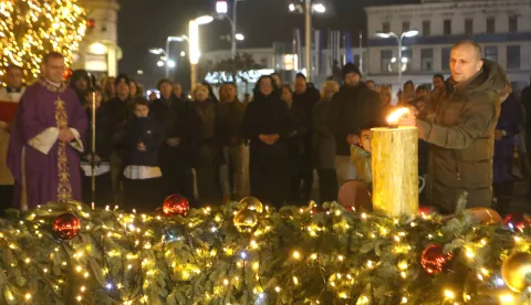 Osijek, 14. 12. 2025, Trg Ivana Pavla II. Treću Advetsku svijeću zapalio je ministar obrane RH Ivan Anušić.snimio GOJKO MITIĆ
