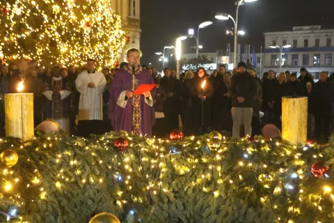 Osijek, 14. 12. 2025, Trg Ivana Pavla II. Treću Advetsku svijeću zapalio je ministar obrane RH Ivan Anu&scaron;ić.snimio GOJKO MITIĆ