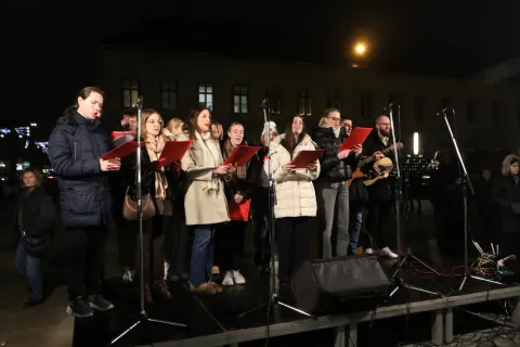 Osijek, 14. 12. 2025, Trg Ivana Pavla II. Treću Advetsku svijeću zapalio je ministar obrane RH Ivan Anu&scaron;ić.snimio GOJKO MITIĆ