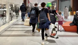 Osijek, 03. 12. 2025., Portanova, kupovina, božićna kupovina, božićni shopping, shopping, kupovna moć, sniženje, zimsko sniženje, kupovna moć, otvorene trgovine, otvorena trgovina, shopping groznica, ilustracijaSNIMIO BRUNO JOBST