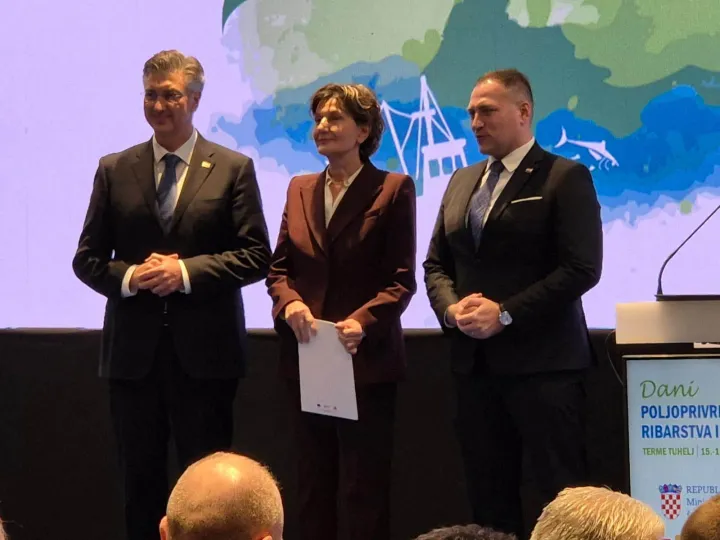 Tuheljske Toplice, 15.12.2025. - Ulaganja u poljoprivredu jamstvo su sigurnosti, a ne tro&scaron;ak, istaknuo je u ponedjeljak premijer Andrej Plenković na otvorenju 5. Dana poljoprivrede, ribarstva i &scaron;umarstva u Termama Tuhelj dodajući da je vrijednost poljoprivredne proizvodnje u Hrvatskoj porasla 41 posto u odnosu na početak mandata aktualne Vlade. Na fotografiji Andrej Plenković, Martina Dalić, David Vlajčić.foto HINA/ Sini&scaron;a KALAJDŽIJA/ sk