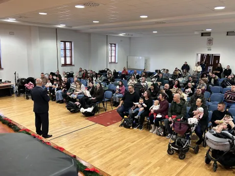 SLAVONSKI BRODGradonačelnik Mirko Duspara u ponedjeljak je u Glazbenoj &scaron;koli udržao svečani prijam za sve bebe rođene tijekom 2024. godine i njihove roditelje.prosinac 2025.