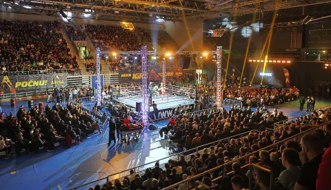 /Galerija/ Večer borbe u Gradskom vrtu: Borna pobjedu posvetio bratu Niki