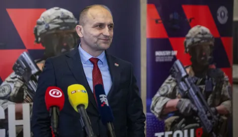 Zagreb, 15.12.2025 - Ministarstvo obrane organiziralo je Industry Day "Tech & inovacije hrvatskog obrambenog sustava". Uz predstavnike hrvatskih tvrtki, na događaju su sudjelovali potpredsjednik Vlade i ministar obrane Ivan Anu&scaron;ić, načelnik Glavnog stožera Oružanih snaga RH general-pukovnik Tihomir Kundid, predsjednik Hrvatske gospodarske komore Luka Burilović, glavna direktorica Hrvatske udruge poslodavaca Irena Weber te predsjednik Uprave Agencije Alan Goran Basarac. foto HINA/ Daniel KASAP/ dk