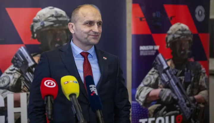 Zagreb, 15.12.2025 - Ministarstvo obrane organiziralo je Industry Day "Tech & inovacije hrvatskog obrambenog sustava". Uz predstavnike hrvatskih tvrtki, na događaju su sudjelovali potpredsjednik Vlade i ministar obrane Ivan Anu&scaron;ić, načelnik Glavnog stožera Oružanih snaga RH general-pukovnik Tihomir Kundid, predsjednik Hrvatske gospodarske komore Luka Burilović, glavna direktorica Hrvatske udruge poslodavaca Irena Weber te predsjednik Uprave Agencije Alan Goran Basarac. foto HINA/ Daniel KASAP/ dk