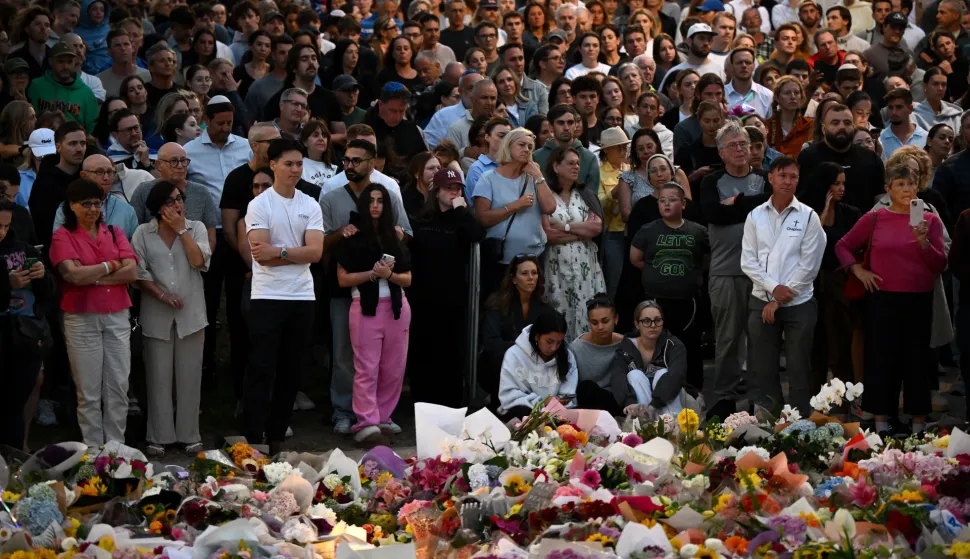 epa12593513 Mourners attend a vigil at a memorial at Bondi Beach in Sydney, Australia, 15 December 2025. Australia is in mourning after gunmen opened fire on Bondi Beach, killing at least 15 people in an attack against the Jewish community's Hanukkah festival celebrations, on 14 December. One of the alleged gunmen was also killed during the incident. EPA/BIANCA DE MARCHI AUSTRALIA AND NEW ZEALAND OUT