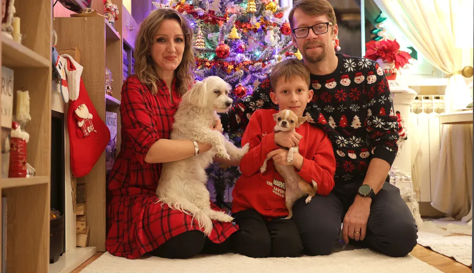 Osijek, 10. 12. 2025., Bele Bartoka 14, obitelj Vincetić, božićni prilog, božićne dekoracije, božićna dekoracija, božićno uređenje, Božić, uređenje, dom, božićna atmosfera, Erika Žilić Vincetić; Lenard Vincetić; Blaž VincetićSNIMIO BRUNO JOBST