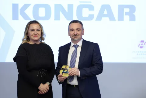 Zagreb, 15.12.2025 - Dodjela godi&scaron;njih nagrada Zagrebačke burze za 2025. godinu. Na slici predsjednica Uprave Zagrebačke burze Ivana Gažić uručila je nagradu Zlatna dionica, Končar, Mario Radaković.foto HINA/ Damir&nbsp;SENČAR/&nbsp;ds