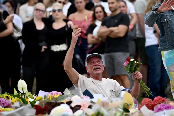 epa12593398 Mourners react at a memorial at Bondi Beach in Sydney, Australia, 15 December 2025. Australia is in mourning after gunmen opened fire on Bondi Beach, killing at least 15 people in an attack against the Jewish community's Hanukkah festival celebrations, on 14 December. One of the alleged gunmen was also killed during the incident. EPA/BIANCA DE MARCHI AUSTRALIA AND NEW ZEALAND OUT