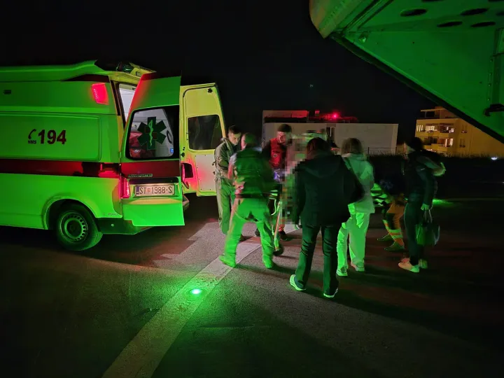 Helikopter HRZ-a sigurno prevezao novorođene blizance iz Dubrovnika u Split, MORH, prosinac 2025.