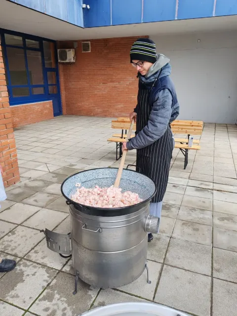 Učenici Srednje strukovne &scaron;kole Marko Babić Vukovar, uz pomoć mentora profesora, rekonstruirali tradicionalnu slavonsku svinjokolju