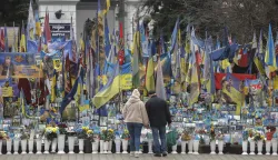 epa12594169 People walk next to a makeshift memorial dedicated to the fallen Ukrainian soldiers and international volunteers in Independence Square in Kyiv, Ukraine, 15 December 2025, amid the Russian invasion. EPA/SERGEY DOLZHENKO