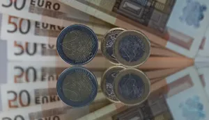 Zagreb, 22.02.2023 - Prvi put, u Hrvatskoj u srijedu je u 8 sati počeo upis državnih obveznica namijenjenih građanima, tzv. narodnih obveznica, minimalni ulog je 500 eura, a minimalna kamatna stopa koja će se obračunavati je 3,25 posto godi&scaron;nje.Ilustracija, kovanica, graf, inflacija, euro, bdp, obveznica.foto HINA/ Damir SENČAR/ ds