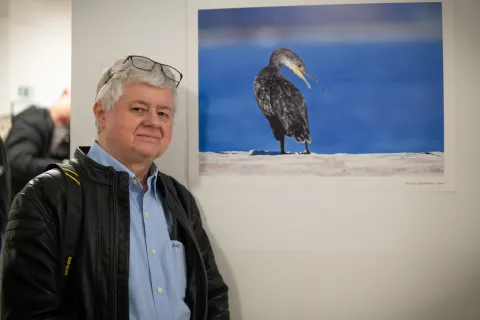 Osijek, 16. 12. 2025., Izložba fotografija OBŽ, FFOSizložba; fotografije; fotografi; FFOS; fotoklub; nagrade; posjetitelji; natjecatelji, Željko Vajak, prva nagrada