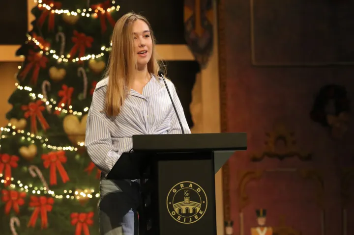 Osijek, 17. 12. 2025, HNK Osijek. Svečana dodjela nagrada učenicima, nastavnicima, mentorima i najboljim odgojno - obrazovnim radnicima u osnovnim &scaron;kolama na području Grada Osijeka. Matea Perić, nagrađena učenica Osnovne &scaron;kole Dobri&scaron;a Cesarić.snimo GOJKO MITIĆ