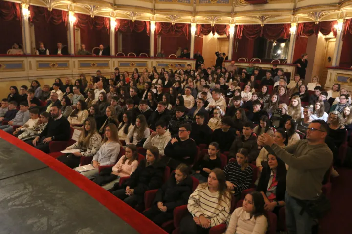 Osijek, 17. 12. 2025, HNK Osijek. Svečana dodjela nagrada učenicima, nastavnicima, mentorima i najboljim odgojno - obrazovnim radnicima u osnovnim &scaron;kolama na području Grada Osijeka.snimo GOJKO MITIĆ