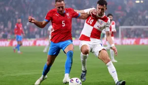Prag, 09.10.2025 - Utakmica kvalifikacija za Svjetsko nogometno prvenstvo Če&scaron;ka - Hrvatska na Fortune stadionu u Pragu. Na slici Vladimir Coufal, Ivan Peri&scaron;ić.foto HINA/ Damir SENČAR/ ds