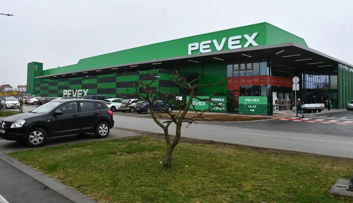 17.12.2025. Djakovo - Otvorenje nove trgovina Pevexa u Djakovu. Photo: Ivica Galovic/PIXSELL