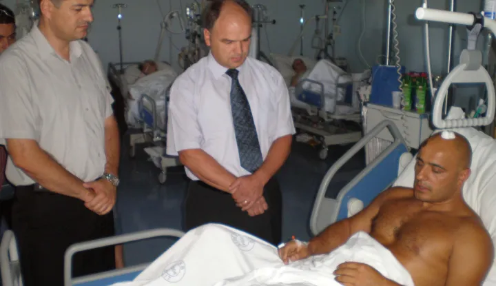 Za crnu kroniku: ranjeni specijalac Budic oporavlja se u splitskoj bolnici, a obisli su ga savjetnik Ministra unutarnjih poslova Ivica Franicc te nacelnik splitske PU Ivan Merccep