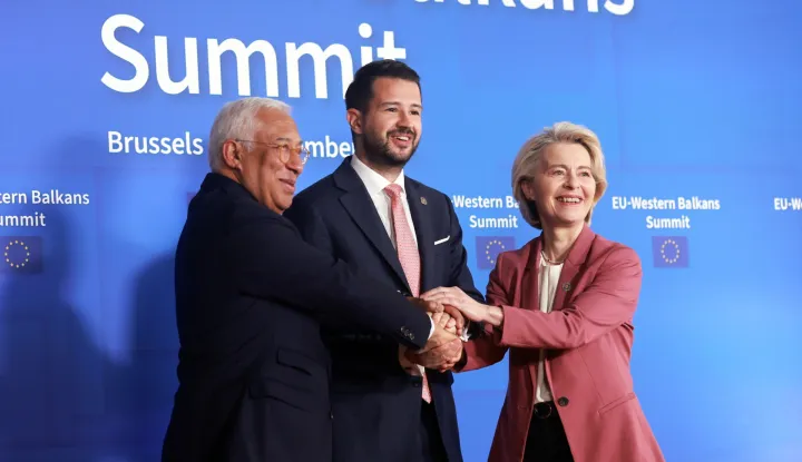 epa12599078 EU Council President Antonio Costa (L) and EU Commission President Ursula von der Leyen (R) welcome President of Montenegro Jakov Milatovic (C) for the EU-Western Balkans Summit in Brussels, Belgium, 17 December 2025. EU and the Western Balkans leaders meet in Brussels to reaffirm their commitment to strengthening regional cooperation and partnerships. EPA/OLIVIER HOSLET