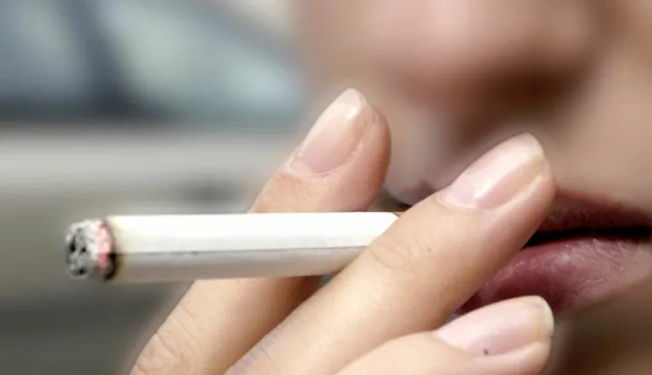 Osijek: 15.09.2006Maloljetnica pusi cigarete&nbsp;.....Snimio: Josip eri                 