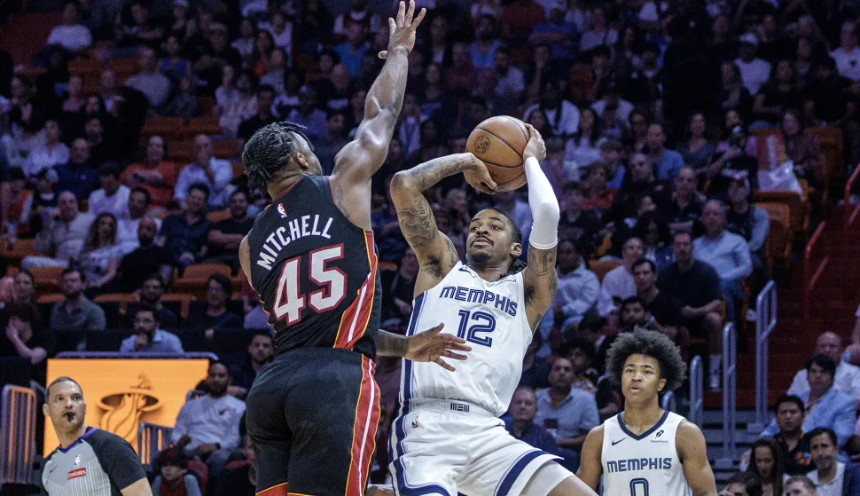 epa12008444 Memphis Grizzlies guard Ja Morant (R) in action against Miami Heat guard Davion Mitchell during the NBA basketball game between the Miami Heat and the Memphis Grizzlies at the Kaseya Center in Miami, Florida, USA, 03 April 2025. EPA/CRISTOBAL HERRERA-ULASHKEVICH SHUTTERSTOCK OUT
