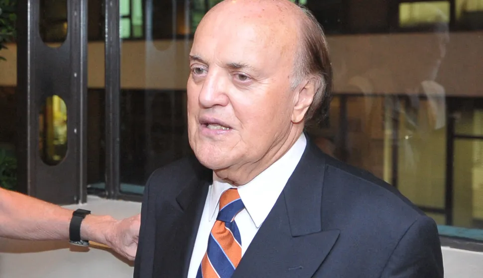 (FILES) This photo taken on November 27, 2007, shows Vietnam War-era correspondent Peter Arnett (R) during a gathering for the late AFP foreign correspondent Kate Webb, at the Foreign Correspondents' Club in Hong Kong. The renowned American war correspondent Peter Arnett, a Pulitzer Prize winner for his reporting in Vietnam in 1966 who covered most of the conflicts of the late 20th century, died on December 17, according to US media. (Photo by Mike CLARKE/AFP)