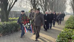 SLAVONSKI BROD -&nbsp;Polaganjem vijenaca i paljenjem svijeća kod sredi&scaron;njeg križa na Gradskom groblju&nbsp;i kod Spomenika poginulim braniteljima na Trgu Stjepana Miletića&nbsp;obilježena je 34. obljetnica osnutka 157. brigade Hrvatske vojske2025.