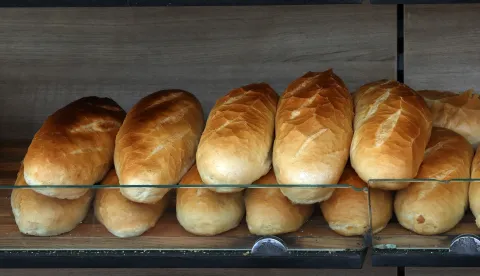 13.02.2025., Sibenik - Na inicijativu srednjoskolaca sutra bojkotiramo kupovinu u pekarnicama i trgovinama u kojima se prodaju kruh, burek, peciva, krafne i drugi pekarski proizvodi. Photo: Dusko Jaramaz/PIXSELL