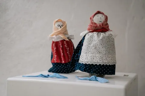 Zbog tradicijske su ih odjeće nazivali manje inteligentnima i neobrazovanima