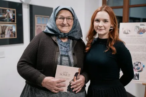 Zbog tradicijske su ih odjeće nazivali manje inteligentnima i neobrazovanima