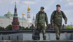 epa12102321 Two Russian soldiers walk in front of the Kremlin in Moscow, Russia, 15 May 2025. EPA/YURI KOCHETKOV