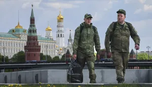 epa12102321 Two Russian soldiers walk in front of the Kremlin in Moscow, Russia, 15 May 2025. EPA/YURI KOCHETKOV