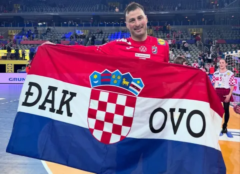 ĐakovoSiječanj 2025.Domagoj Duvnjak s hrvatskom azstavom i natpisom Đakovo